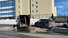 Возле областного суда в Твери сгорел микроавтобус
