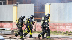 К тушению горящего здания НИИ ВКО в Твери привлекли вертолёт МЧС