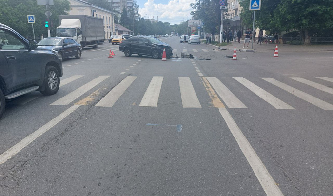 В Твери мотоцикл после ДТП отлетел на тротуар и сбил пешехода