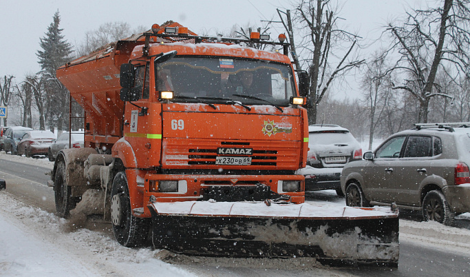 Более 200 единиц спецтехники вышли на расчистку дорог в Тверской области
