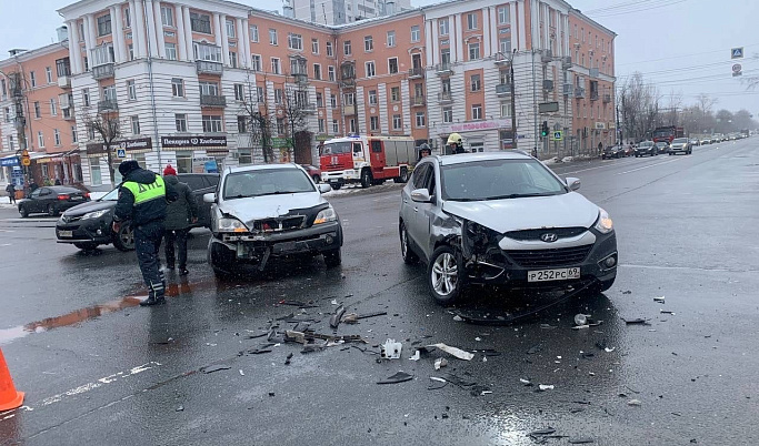 В Твери столкнулись два автомобиля на площади Терешковой