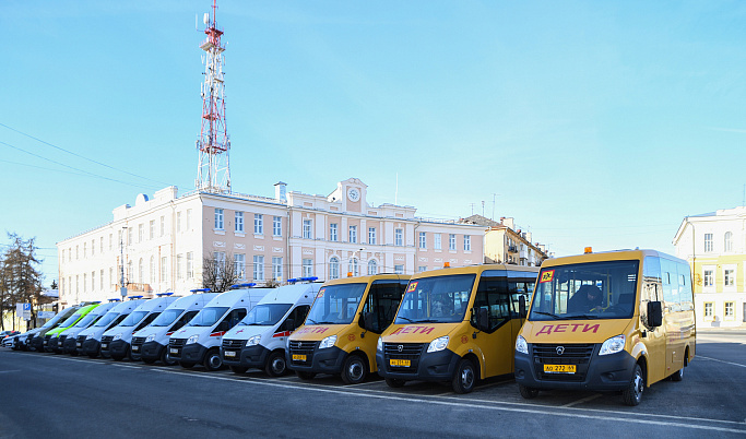 Муниципалитетам и многодетным семьям Тверской области передали новые автомобили