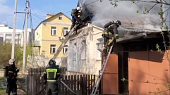 В Твери в Пролетарском районе горит частный дом 