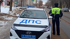 В Тверской области сотрудники ГИБДД присоединились к акции «Цветы для автоледи»