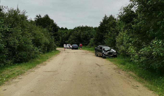 Две отечественные легковушки столкнулись на дороге в Сонковском районе