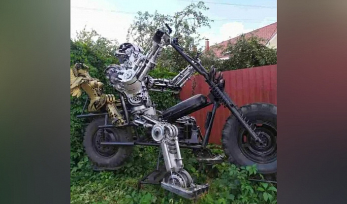 В Торжке возле дома художника появился робот на мотоцикле