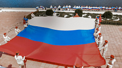 В Твери развернули 12-тиметровый флаг России