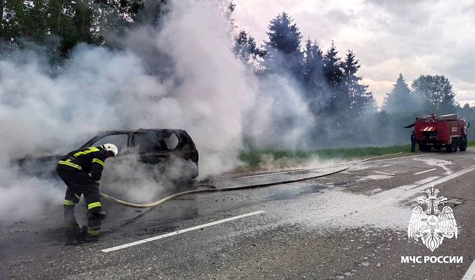 В Лихославльском округе во время движения загорелся автомобиль