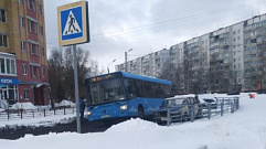 В Твери автобус застрял в яме на улице Хромова
