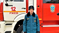В Ржеве спасатель вытащил мужчину из горящей машины 