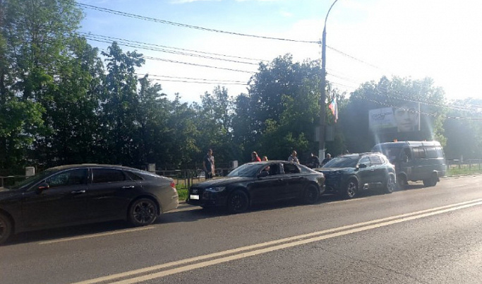 В Твери столкнулись четыре автомобиля, пострадала 8-летняя девочка