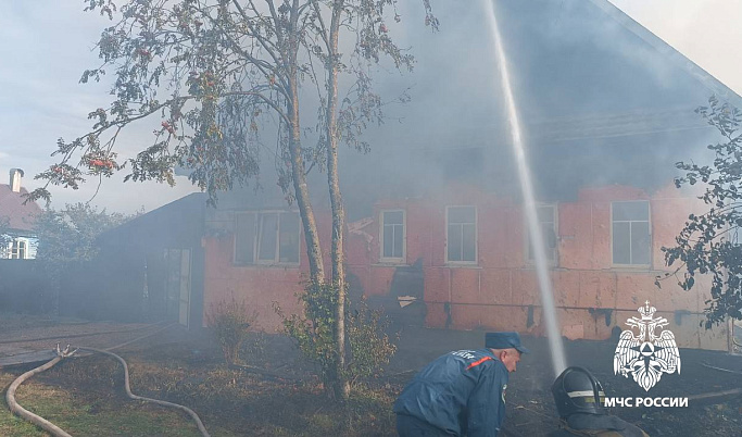 В Торжке загорелся жилой дом