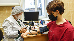 Эпидемиологи рекомендуют жителям Тверской области привить от ковида детей и обезопасить их на лето