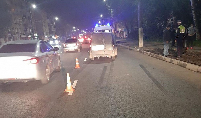 В Твери переходившую дорогу в неположенном месте женщину сбил автомобиль