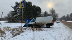 В Тверской области водитель снёс остановку и сбил пешехода
