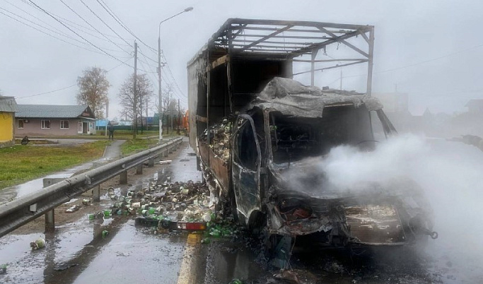 «Газель» сгорела после ДТП с фурой в Тверской области