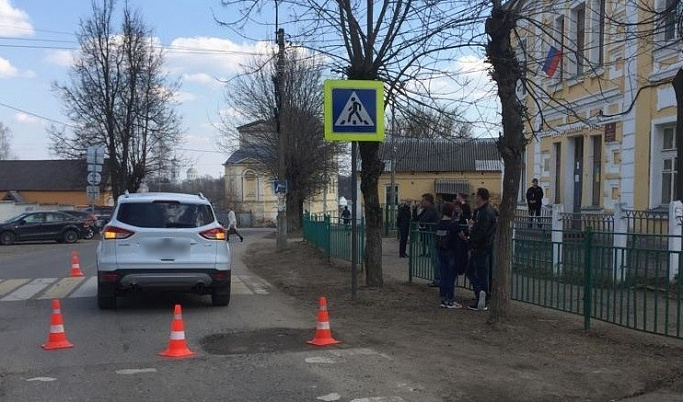 В Тверской области иномарка возле школы сбила 9-летнего мальчика