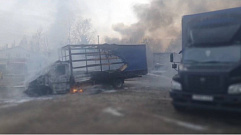 На стоянке в Твери сгорело более 30 грузовиков
