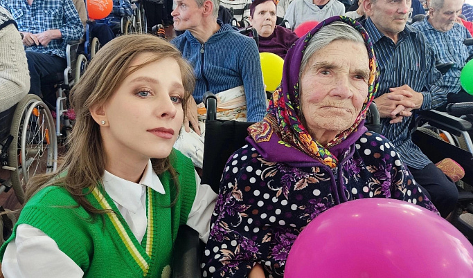 Лиза Арзамасова и Родион Газманов выступили перед пожилыми людьми в Тверской области 