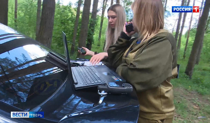 В Тверской области сутки блуждавшую в лесу женщину нашли волонтеры