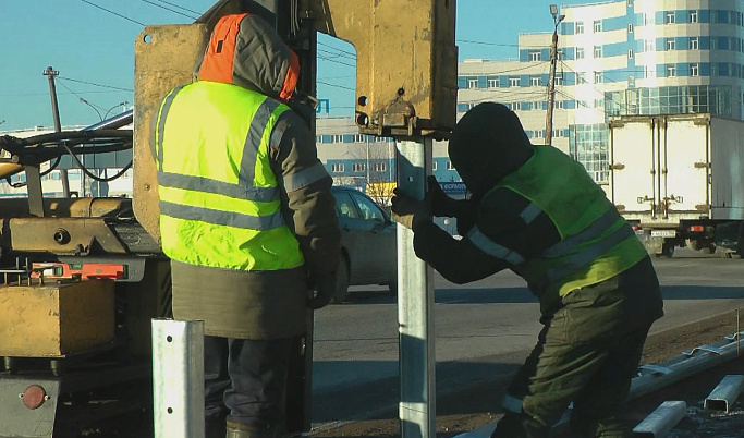 На Московском шоссе в Твери устанавливают ограждение