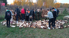 В Тверской области школьники помогли жене мобилизованного подготовиться к зиме