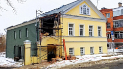 В Твери восстанавливают обрушившийся фасад дома на улице Жигарева