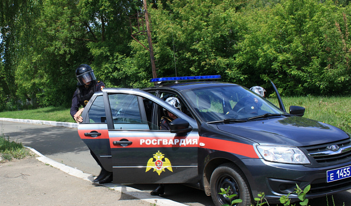 Житель Тверской области из-за личной неприязни порезал колеса чужого автомобиля 