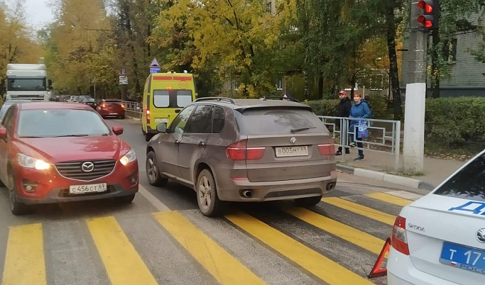 В Московском районе Твери водитель «БМВ» сбил на «зебре» 40-летнюю женщину