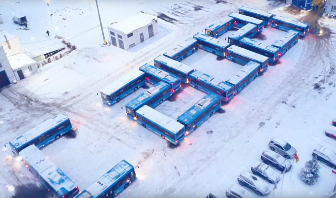 В Твери водители создали огромную цифру из автобусов