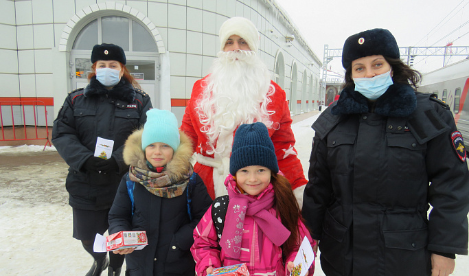 В Твери на железнодорожном вокзале «Полицейский Дед Мороз» поздравил юных пассажиров