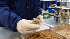 Специалисты проверили качество пескосоляной смеси для обработки трасс Тверской области