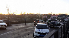 Около 15 машин столкнулись на мосту во Ржеве