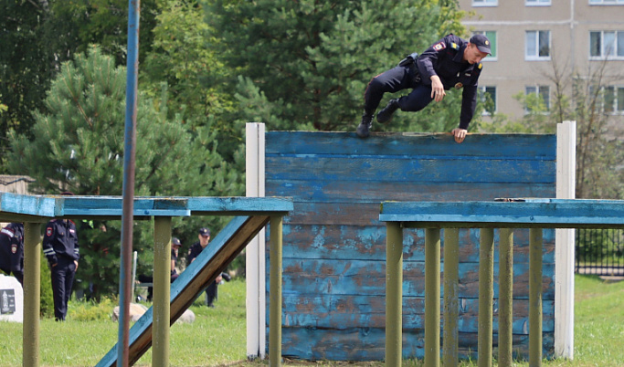 Ржевские полицейские стали лучшими в преодолении препятствий и стрельбе