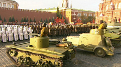 С Красной площади на фронт: в сердце Москвы реконструировали парад 77-летней давности
