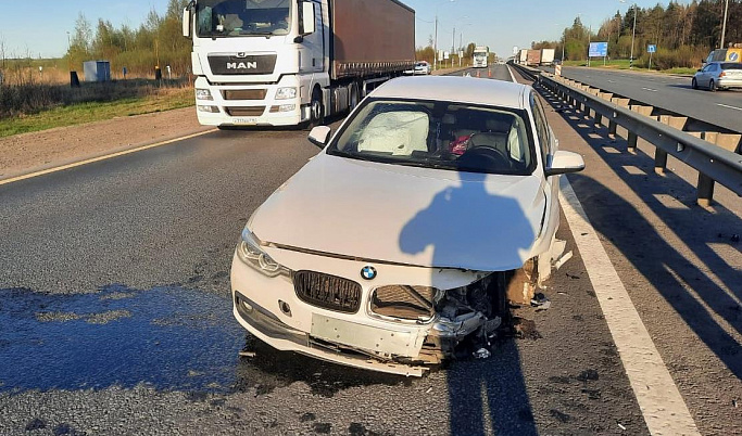 Автомобиль «BMW» налетел на дорожное ограждение в Тверской области 
