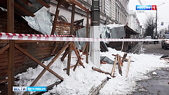Под тяжестью снега в центре Твери обрушился деревянный навес