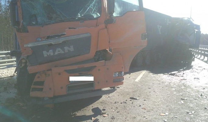 Мужчина погиб в аварии с участием трёх грузовиков в Тверской области