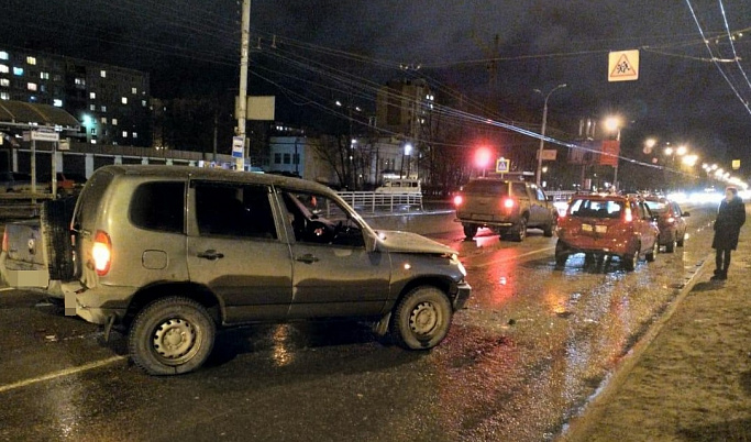 Четыре автомобиля столкнулись на светофоре в Твери