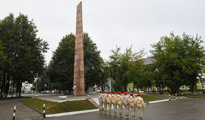 В Кимрах губернатор Игорь Руденя почтил память воинов-освободителей