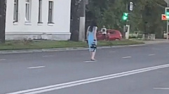 На Октябрьском проспекте в Твери девушка разгуливала по проезжей части