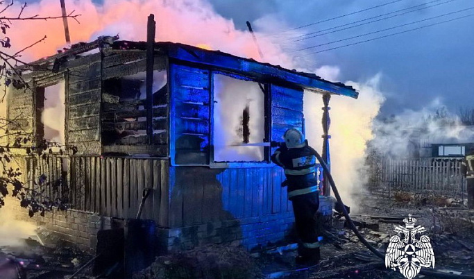 В Калининском округе горел дачный дом