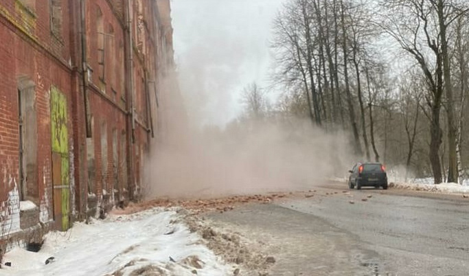 Часть стены фабрики «Пролетарский Авангард» обрушилась в Вышнем Волочке