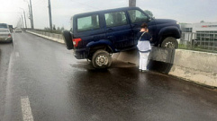 На Восточном мосту в Твери УАЗ сбил пешехода, а затем повис на ограждении
