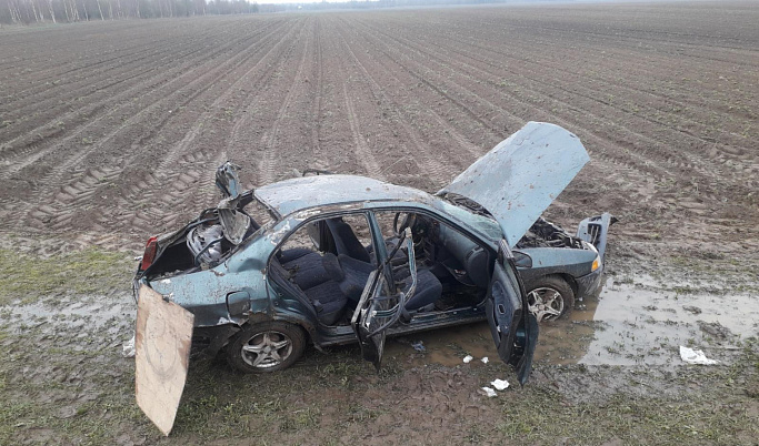 В Тверской области два автомобиля вылетели в кювет