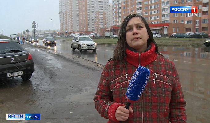 Жители микрорайона Брусилово в Твери жалуются на отсутствие тротуаров и освещения 