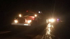 Спасатели вытаскивали пострадавшего из машины после смертельного ДТП в Тверской области