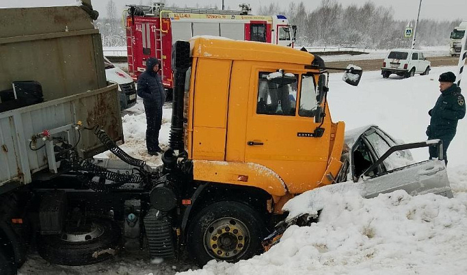 В Ржевском округе всмятку разбилась легковушка: водитель погиб