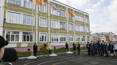В Тверской области более 200 школ начали неделю с поднятия флага и исполнения гимна России