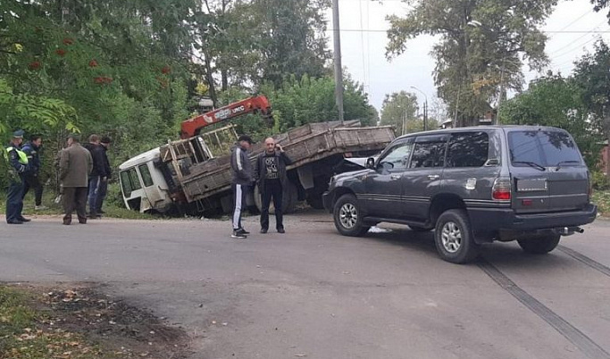 В Тверской области водитель «Тойоты» не пропустил грузовик и получил травмы
